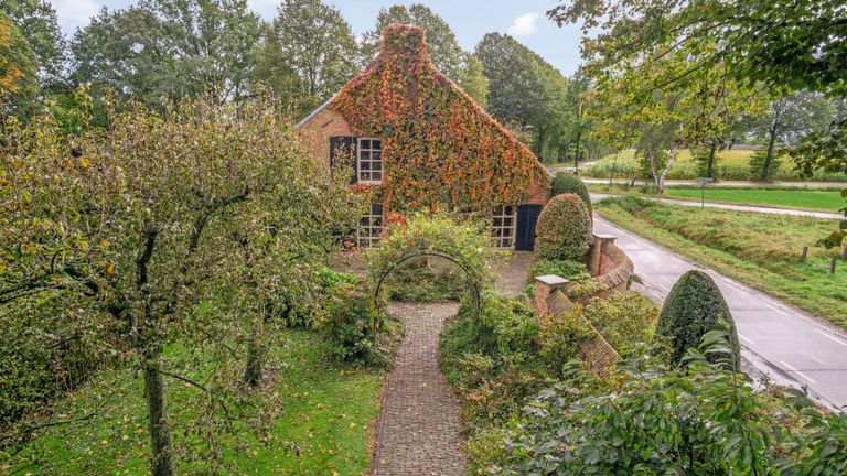 Het huis heeft vijf verschillende soorten tuinen op de grond (foto: Thuiz Makelaardij).