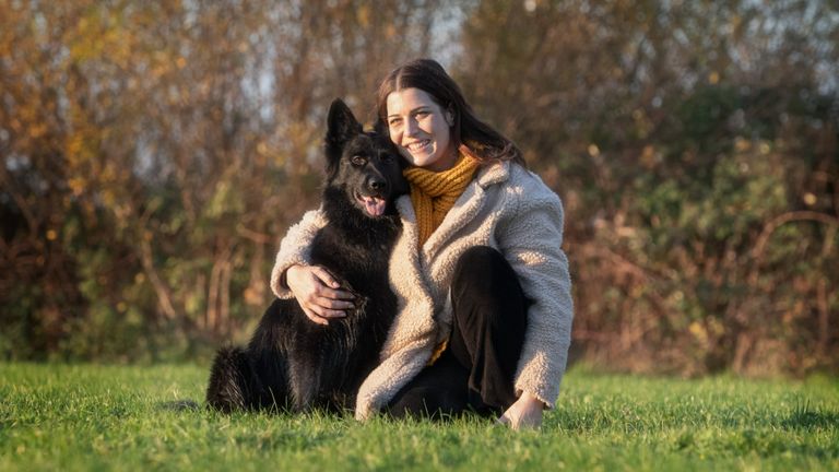 Hondencoach Marloes van der Velden met haar herder Oni (foto: Pr1mo fotografie).