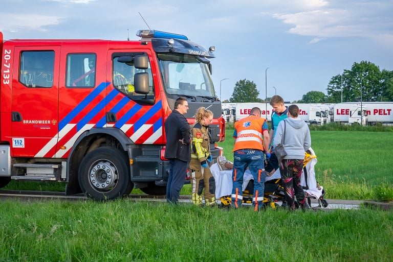 De vrouw werd door onder anderen ambulancepersoneel geholpen (foto: Iwan van Dun/SQ Vision).