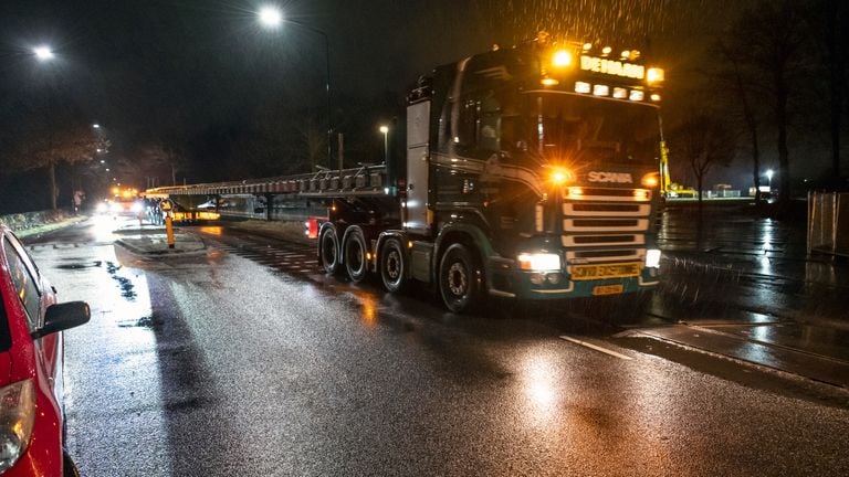 De wissels worden in gedeeltes naar Liempde gebracht omdat ze extreem groot zijn (foto: Gerrit Serné).