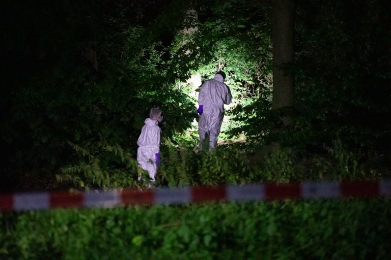 De politie doet onderzoek naar de dood van de vrouw in Roosendaal (foto: Christian Traets/SQ Vision).