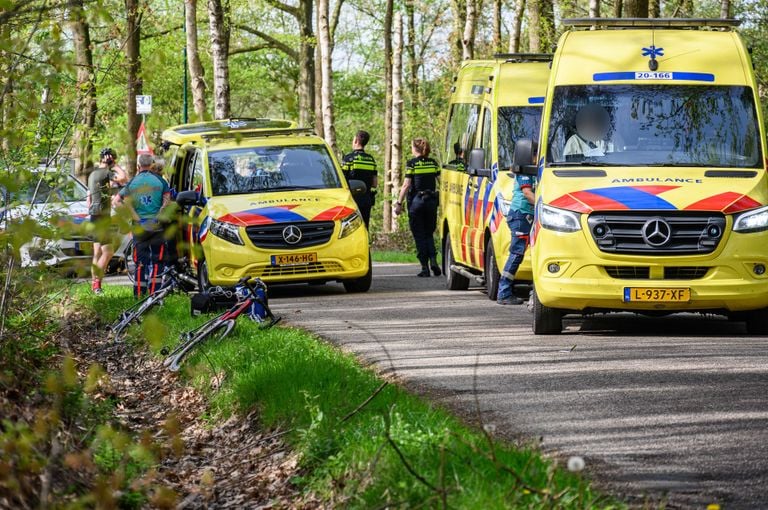 De twee wielrenners zijn na de val in Chaam naar een ziekenhuis gebracht (foto: Tom van der Put/SQ Vision).