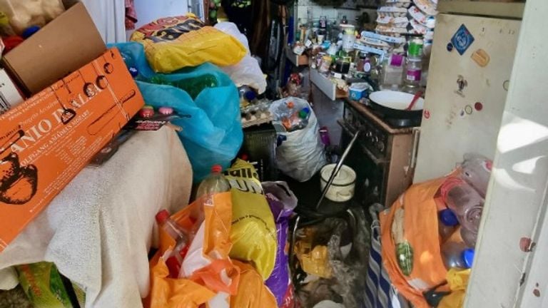 Het huis van de buurman van Angelique lag vol met puin (foto: Politie Den Bosch).