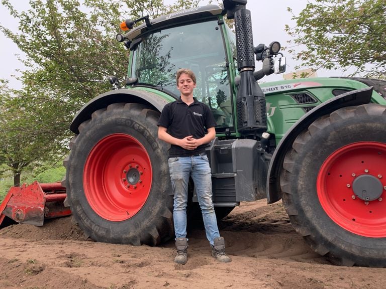 Luuk Jennissen (17) zorgt voor nieuw gras bij het provinciehuis in Den Bosch. (foto: Eva de Schipper)