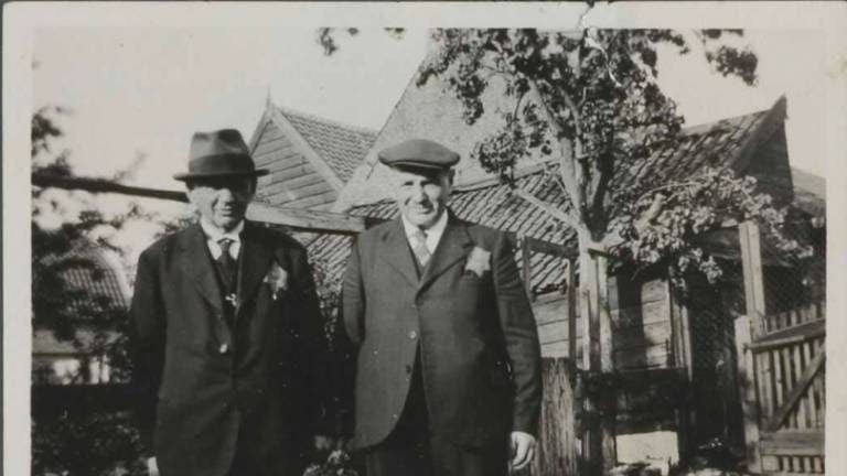De gedeporteerden Abraham en Hartog Benjamins met Jodenster in Woudrichem 1942 (foto: NIOD).