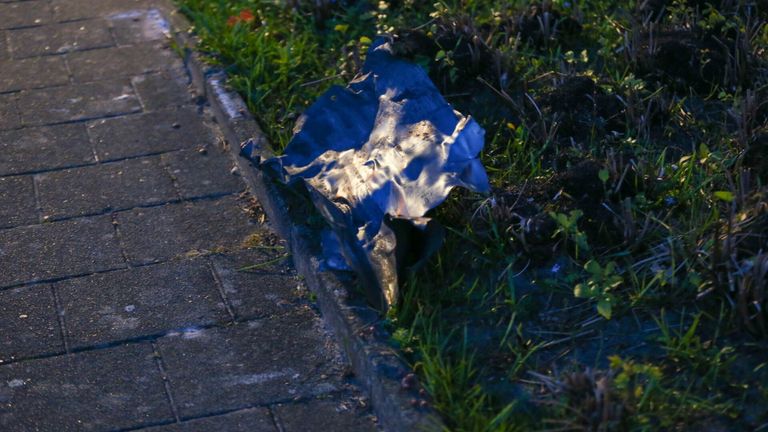 Het metalen voorwerp in de tuin (foto: Mathijs Bertens/ SQ Vison). 