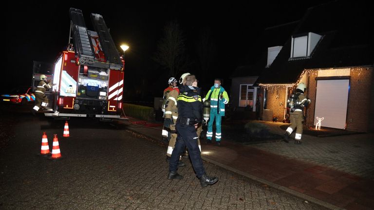 De brandweer had het vuur in Sint Hubert snel onder controle (foto: Marco van den Broek/SQ Vision).