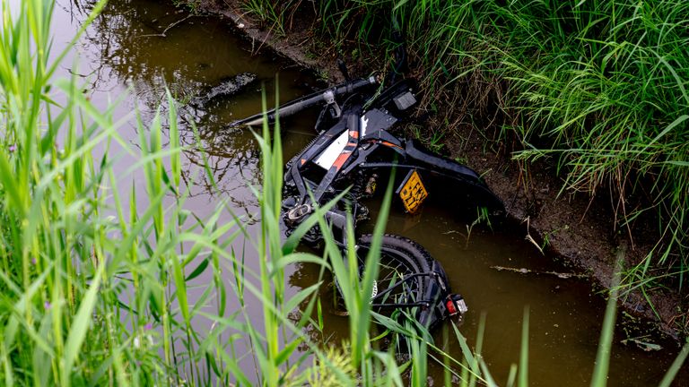 De crossfiets landde in een beek (foto: Eye4images).