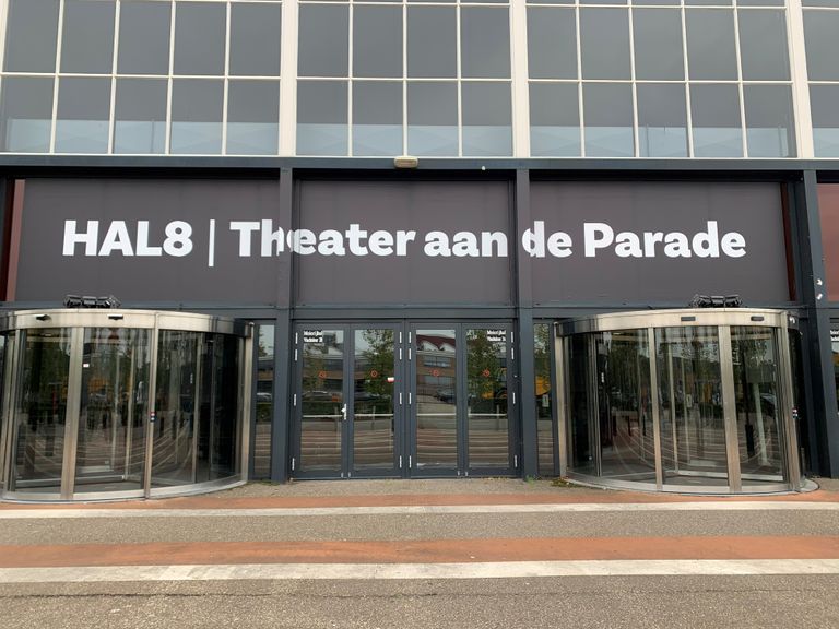 Hier ga je het tijdelijke theater in.