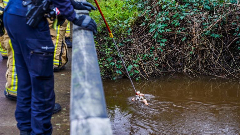 De pop wordt uit het water gevist (foto: Dave Hendriks/SQ Vision Mediaprodukties).