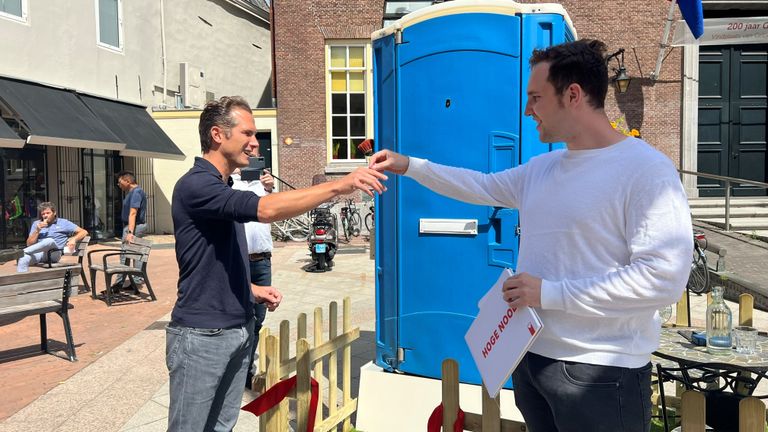 Wethouder wonen Pieter Paul Slikker (links) opent het kleinste huisje van Den Bosch (foto: Megan Hanegraaf).