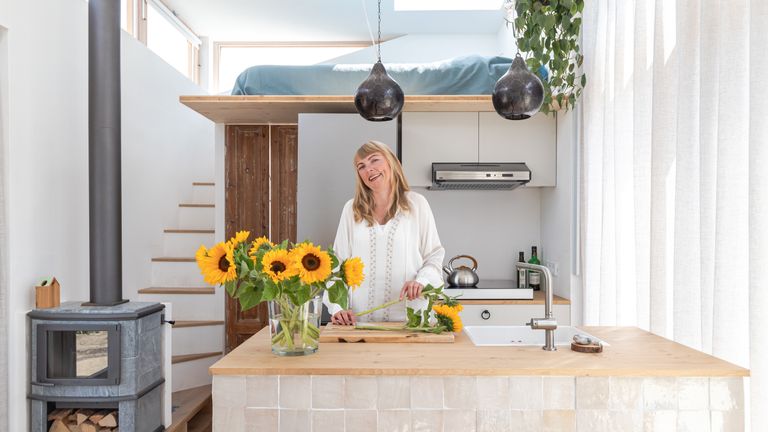 Marjolein in haar tiny house. (Foto Chiela van Meerwijk)