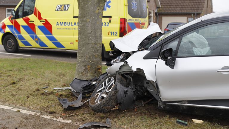 De bestuurder van de auto is in een ambulance naar een ziekenhuis gebracht (foto: SK-Media).