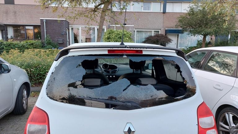 Een vernielde auto aan de Derde Rompert (foto: Tom Berkers/Omroep Brabant).