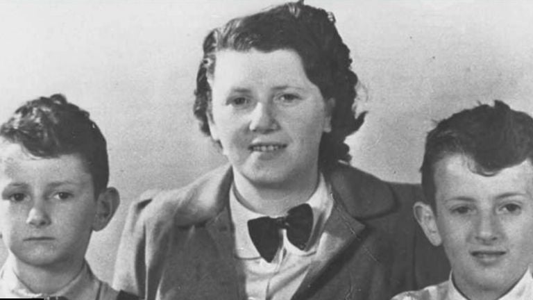Moeder Hornemann met haar kinderen Lex en Edo.