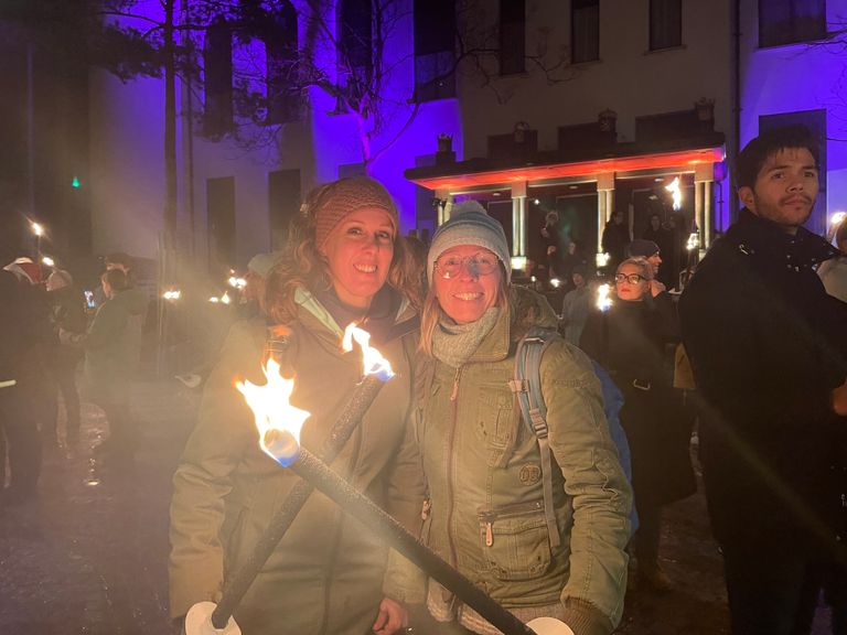 Anne en Ilse op het Willemsplein in Tilburg (foto: Omroep Brabant).