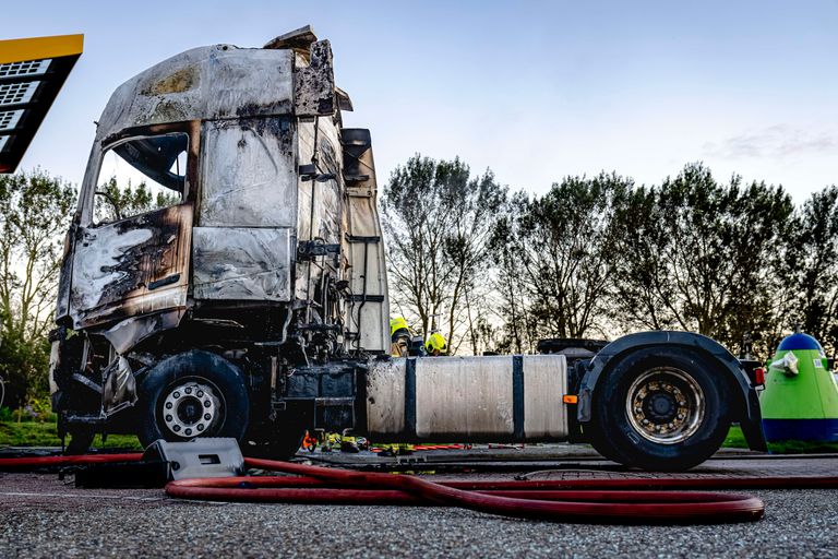 De uitgebrande vrachtwagen langs de A59 bij Oosterhout (foto: EYE4images).