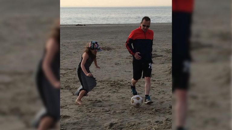 Dochter Carmen en Aron op het strand in Renesse (foto: privéarchief).