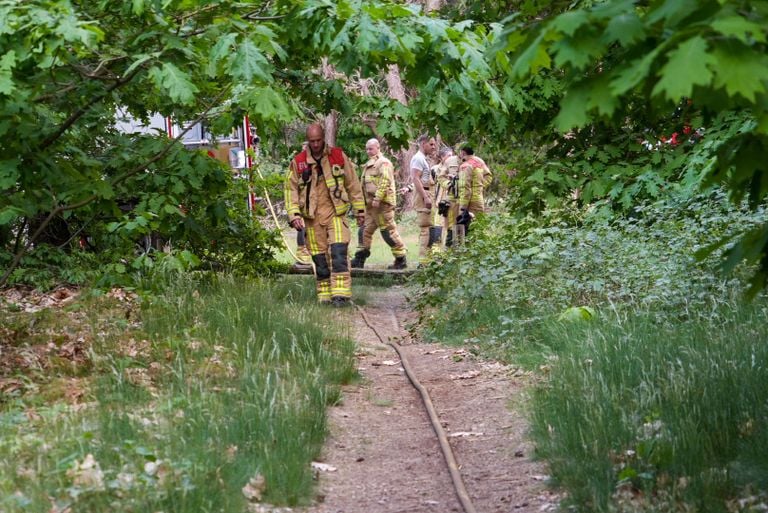 Er werd personeel van twee brandweerkazernes opgeroepen (foto: Harrie Grijseels/Persbureau Heitink).