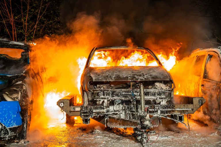 Het vuur zou zijn uitgebroken bij deze auto op een trailer en daarna overgeslagen zijn (foto: Dave Hendriks/SQ Vision).