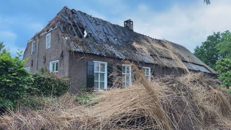 De brand is ontstaan ter hoogte van de schoorsteen (foto: Omroep Brabant).