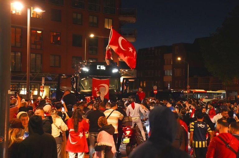 De Turkse voetbalfans in extase na het bereiken van de kwartfinale van het EK voetbal (foto: Bart Meesters).