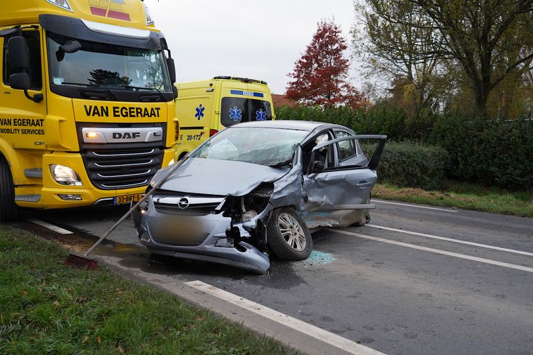 Automobiliste gewond na botsing met vrachtwagen (foto: Jeroen Stuve/SQ Vision). 