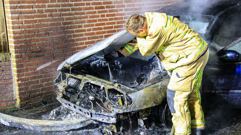 De autobrand aan het Baroniehof in Helmond werd rond een uur 's nachts ontdekt (foto: Harrie Grijseels/SQ Vision).
