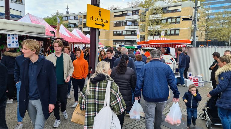 Drukte op de weekmarkt (foto: Noël van Hooft)