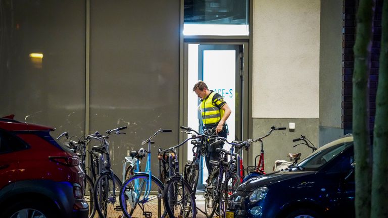 De politie doet onderzoek aan de Torenallee in Eindhoven (foto: SQ Vision).