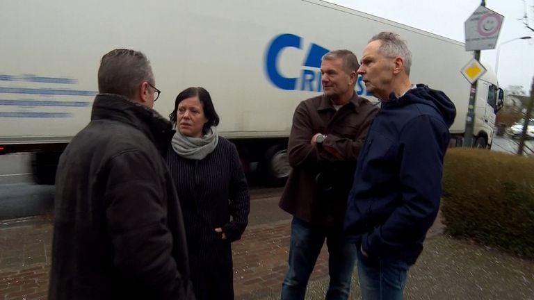 Er moet een verbod komen op doorgaand vrachtverkeer, vinden bewoners in Chaam (foto: Omroep Brabant).