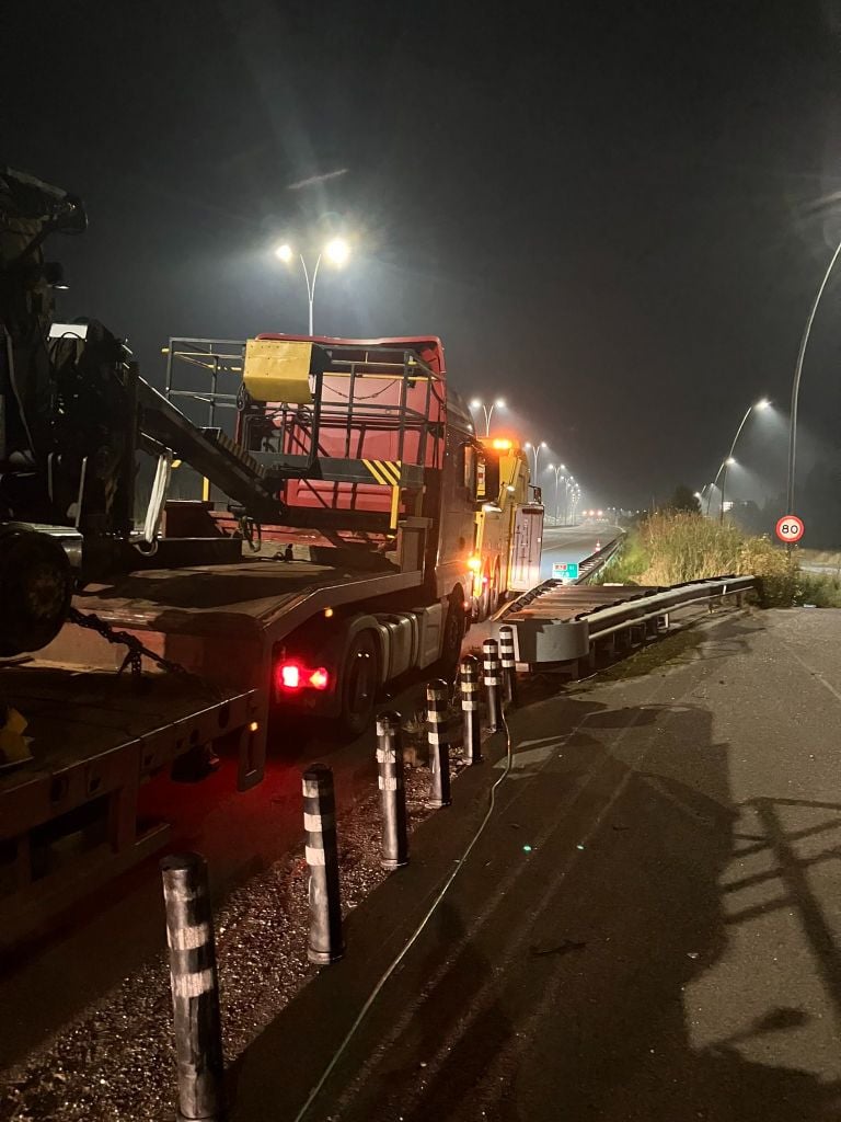 De vrachtwagen strandde op de A2 bij Eindhoven (foto: X/weginspecteur Robert).