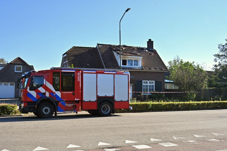 De brandweer controleerde het huis aan de Kattestraat in Etten-Leur zaterdagochtend opnieuw (foto: Tom van der Put/SQ Vision).