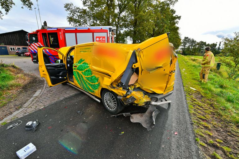 Tractor met maïs botst tegen postbezorger (foto: Rico Vogels/SQ Vision).