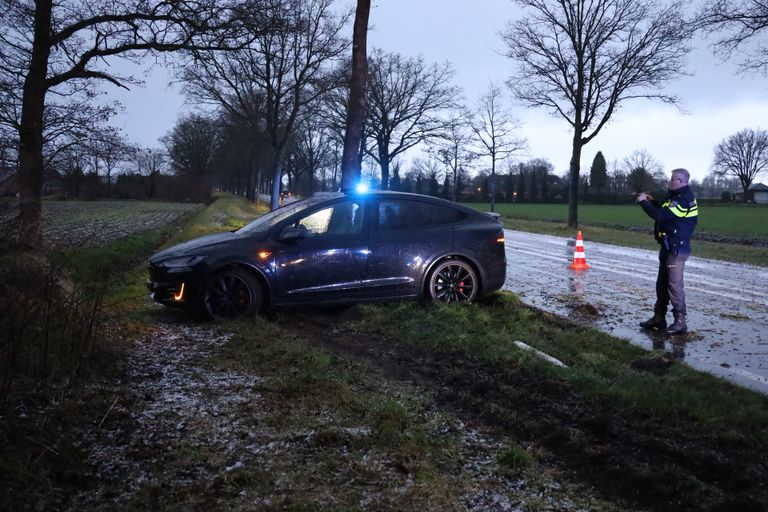 De auto slipte tijdens een plotselinge hagelbui (foto: Kevin Kanters/SQ Vision).