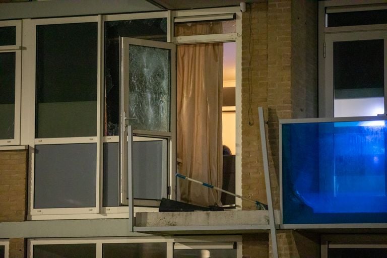 Ontploffing explosief laat balkon gedeeltelijk omlaag vallen (foto: Christian Traets/SQ Vision).