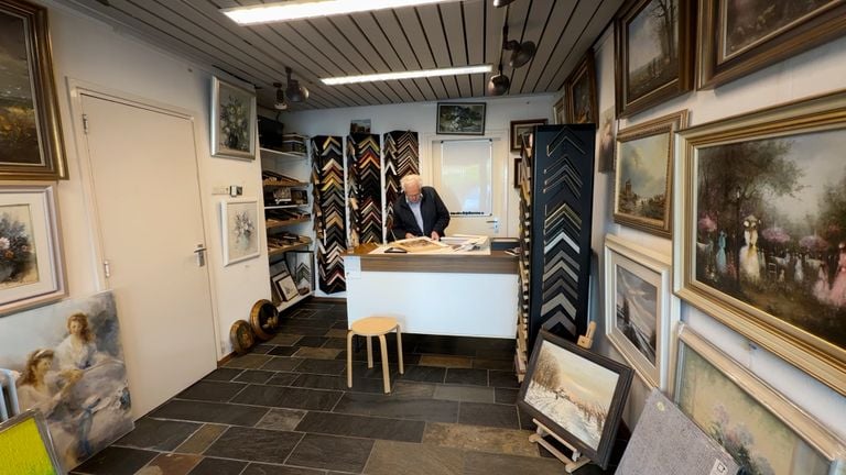 Jos werkt nog steeds als hobby in zijn lijstenmakerij aan huis, maar wil graag stoppen (foto: Megan Hanegraaf).