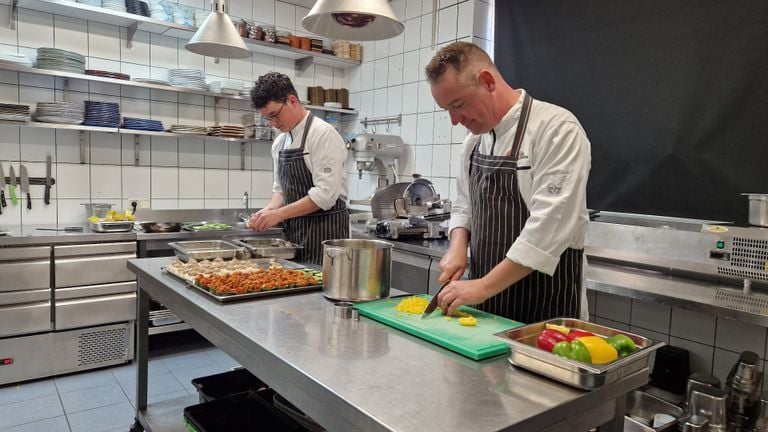 Chef-kok Wouter (rechts) en sous-chef Brian (links) aan het werk in de keuken (foto: Tom Berkers).