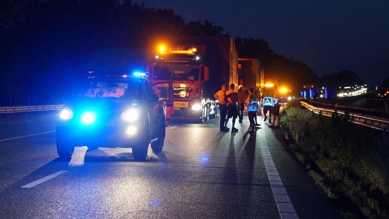 Na het ongeluk werd de A2 bij Maarheeze drie kwartier afgesloten (foto: WdG/SQ Vision).