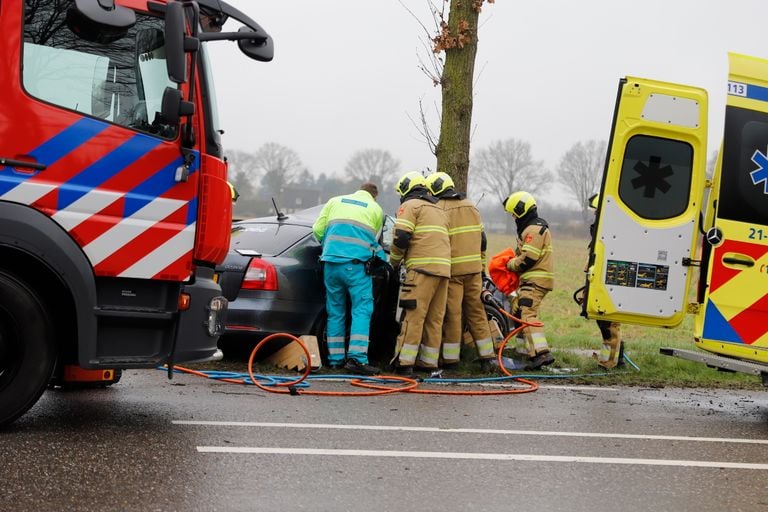 De auto eindigde tegen een boom langs  de Kalkhofseweg in Haps (foto: SK-Media).