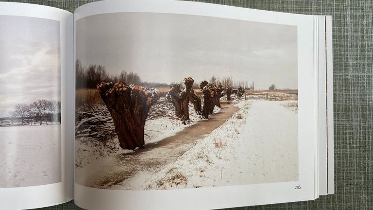 De natuurfoto's in het boek zijn genomen in de gemeente Woensdrecht 