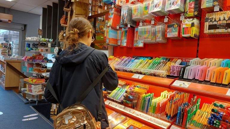 Zoeken naar nieuwe schoolspullen (foto: Tom Berkers).