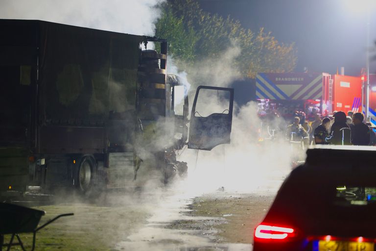 Van de vrachtwagen in Best bleef weinig over (foto: Sander van Gils/SQ Vision).