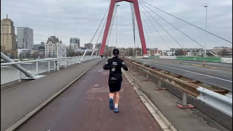 Wouter is bezig aan zijn 100 kilometer voor Metakids, hier is hij in Rotterdam.