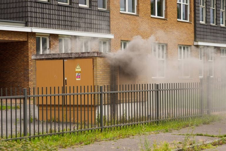 De brand ging met veel rook gepaard (foto: Harrie Grijseels/Persbureau Heitink).