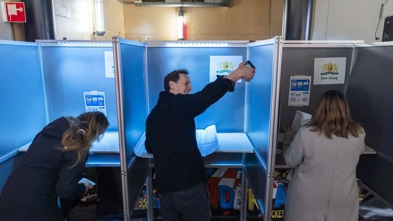 Laurens Dassen neemt uitgebreid de tijd voor een stemfie (foto: ANP).
