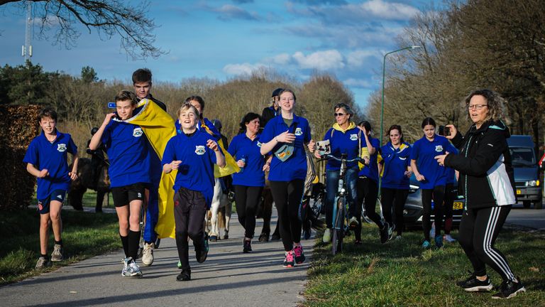 Jong en oud liep mee (foto: Huub van Rheenen).