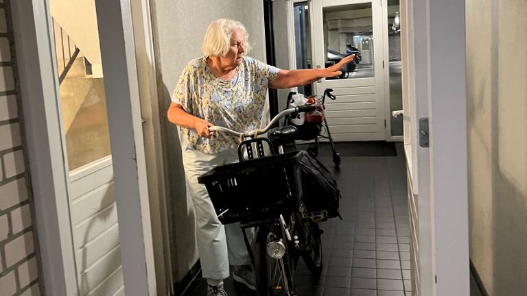 Met moeite pakt Liesbeth elke dag haar fiets uit de berging (foto: Megan Hanegraaf).