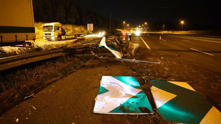 Het herstellen van de vangrail bij knooppunt Vught zal uren in beslag nemen (foto: Bart Meesters).