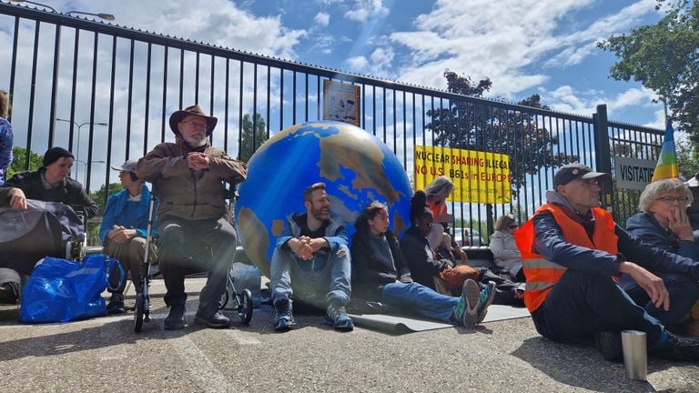 De blokkade bij de ingang van vliegbasis Volkel afgelopen maandag (foto: Noël van Hooft).